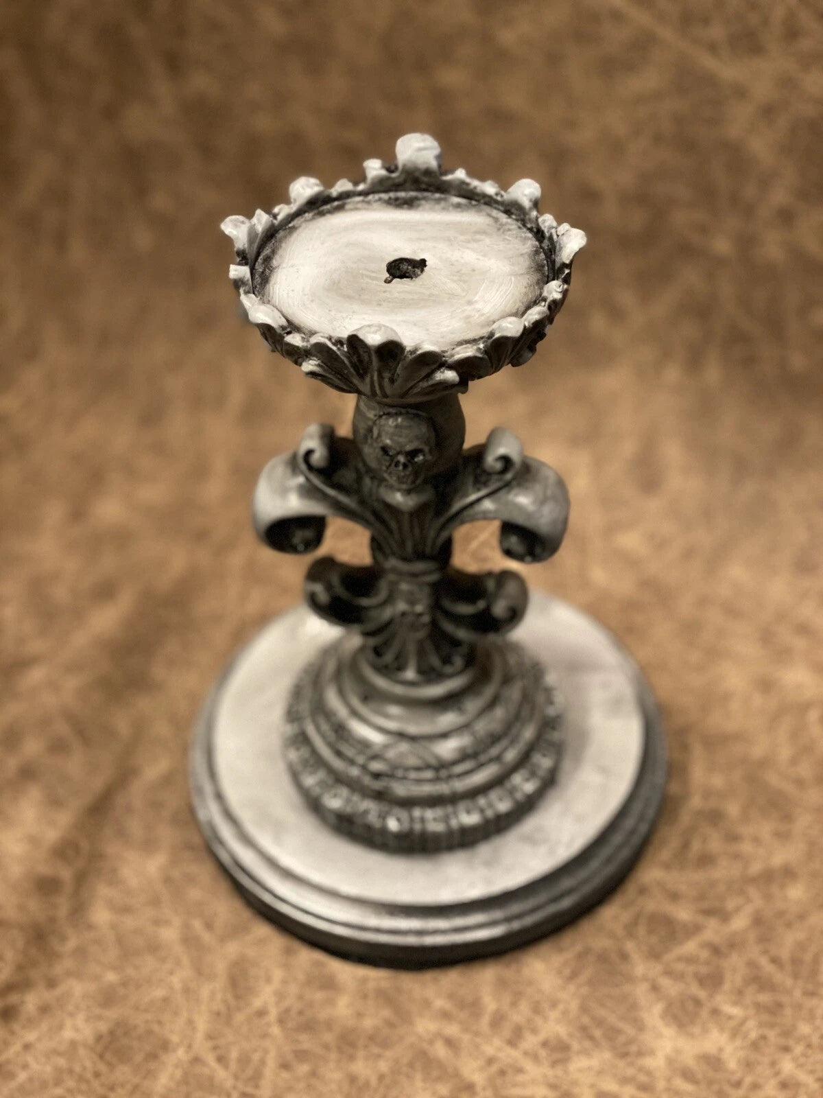 Fleur de lis - Skull Stand