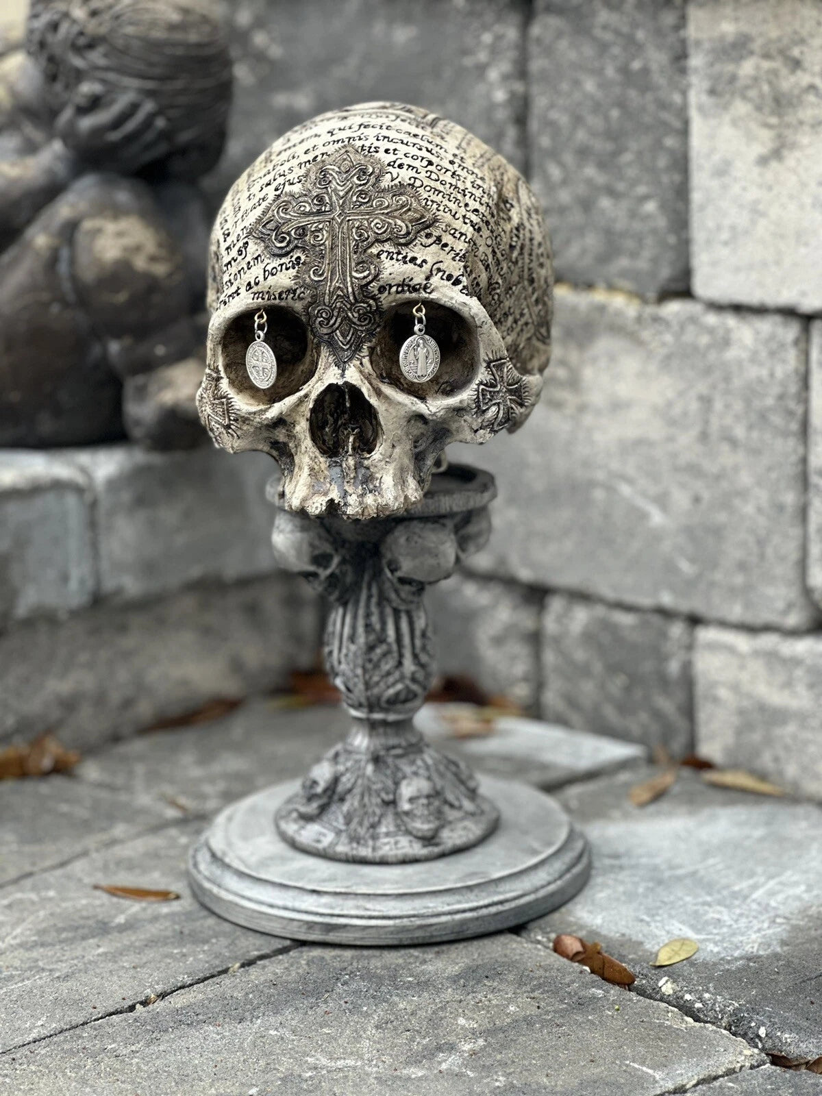 Short Memento Mori Skull Stand