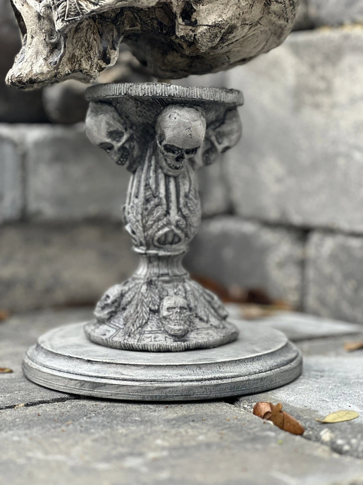 Short Memento Mori Skull Stand